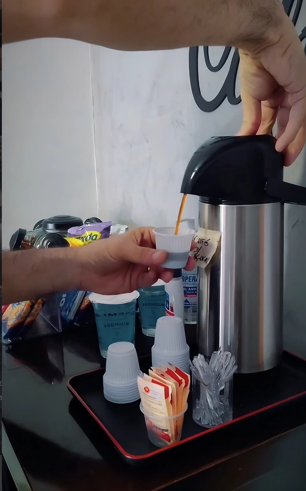 Cafezinho cortesia sendo servido